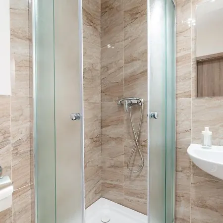 Apartment Brand New #21 With Free Secure Parking In The Center *