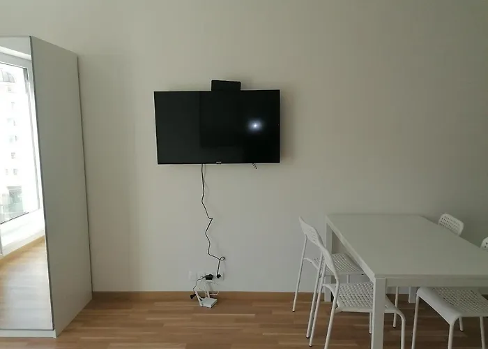 Brand New #21 With Free Secure Parking In The Center *