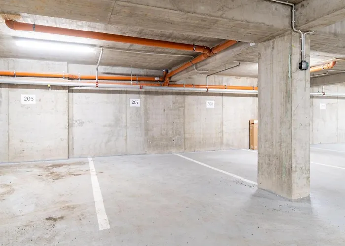Lägenhet Brand New #21 With Free Secure Parking In The Center *